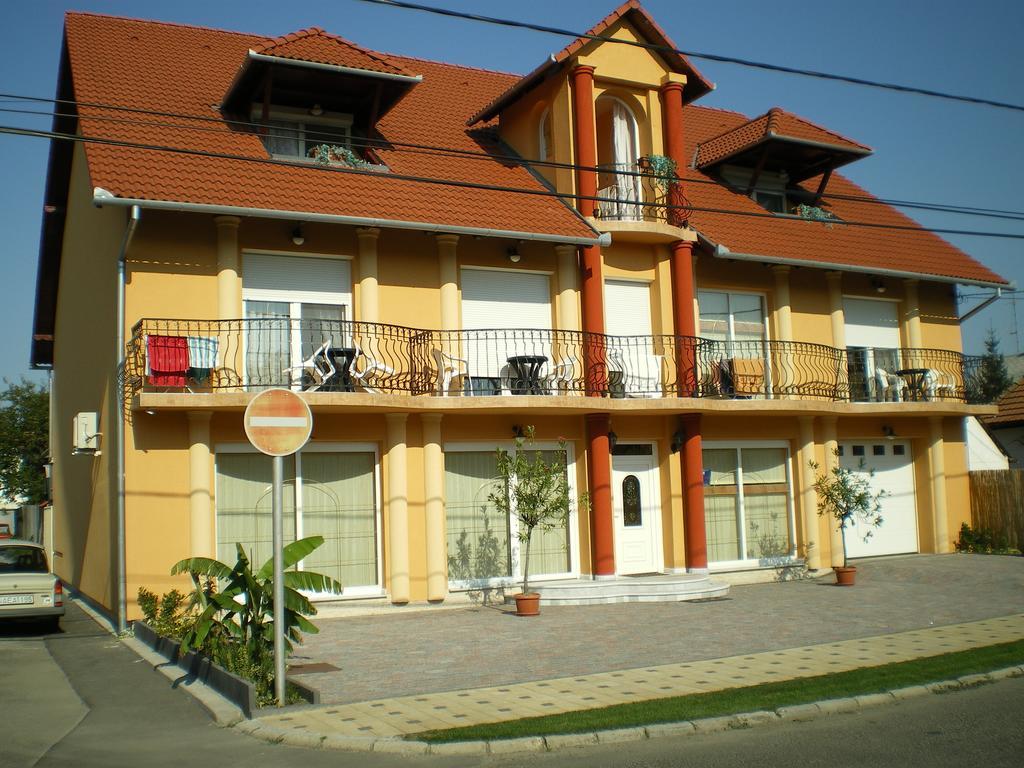 Mediterrán Panzió Acomodação com café da manhã Harkány Exterior foto